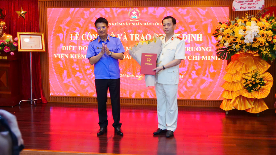 Chief Justice of the Supreme People's Procuracy Nguyen Huy Tien (in blue shirt) presents the decision to appoint Chief Justice of the Ho Chi Minh City People's Procuracy to Mr. Le Van Dong. Photo: PLO.