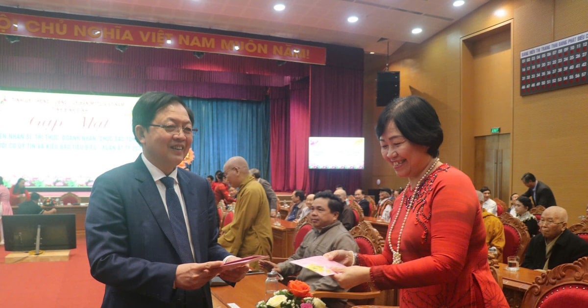 Rencontre avec des intellectuels, des hommes d'affaires, des dignitaires religieux, des personnalités prestigieuses et des Vietnamiens d'outre-mer à l'occasion du Nouvel An