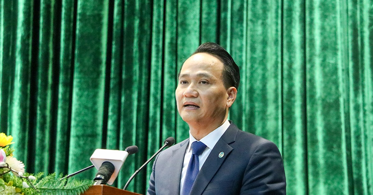 Le secrétaire adjoint permanent du Comité du Parti de la ville, Nguyen Dinh Vinh, reçoit une nouvelle affectation