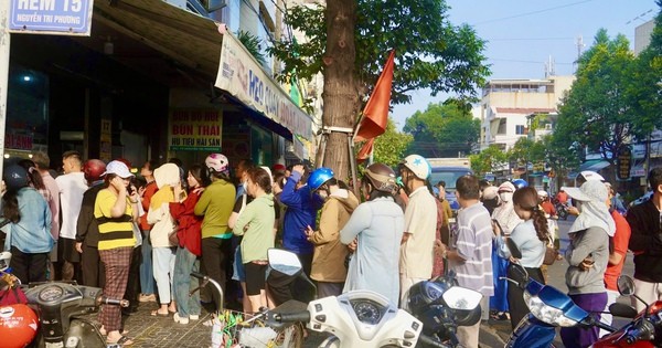 De nombreux habitants de Vung Tau ont fait la queue dès 4 heures du matin pour acheter des offrandes afin de vénérer le Dieu de la Richesse.