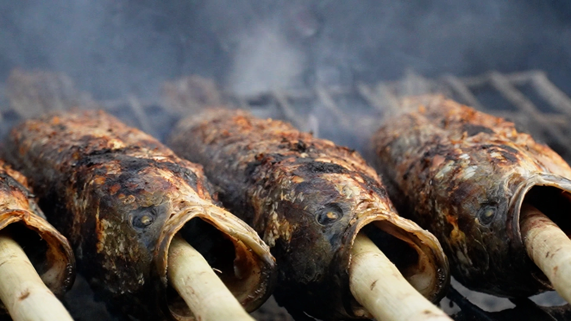 Ho Chi Minh City: Grilled snakehead fish street burns all night for God of Wealth day