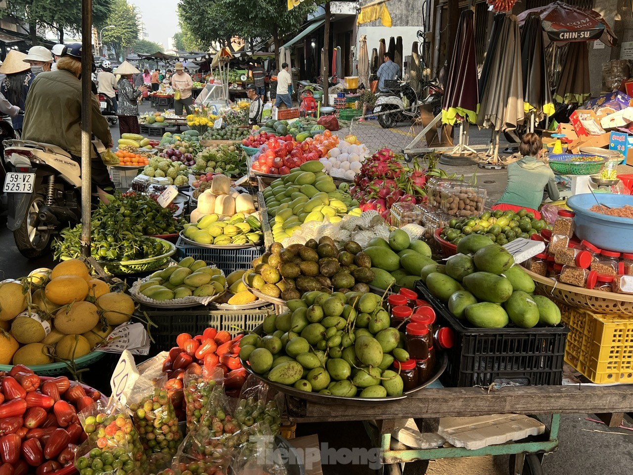 ព្រួយបារម្មណ៍ថាមិនអាចទិញជ្រូកអាំងមកថ្វាយបង្គំព្រះទ្រព្យ ទោះខ្ញុំបានតម្រង់ជួររួចហើយ តែរង់ចាំមនុស្សរាប់រយនាក់ឈរនៅមុខរូបថត៩