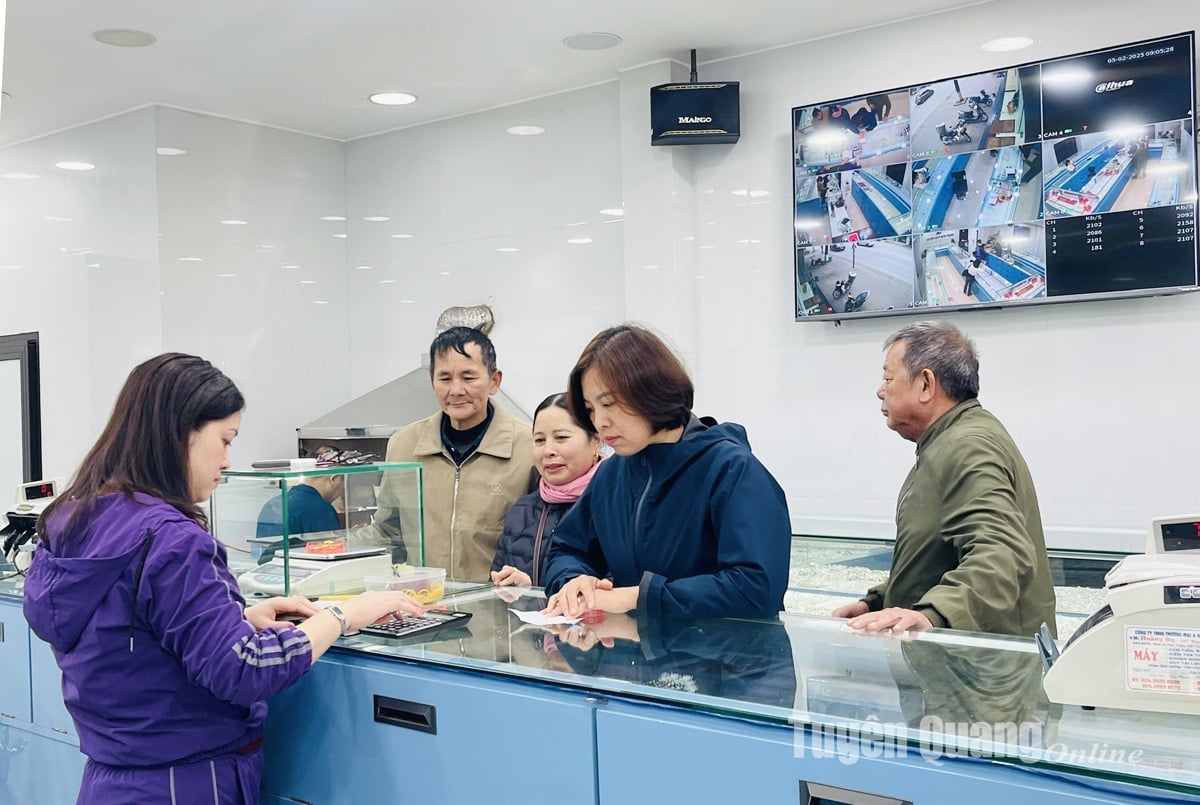 Bustling gold market on God of Wealth day