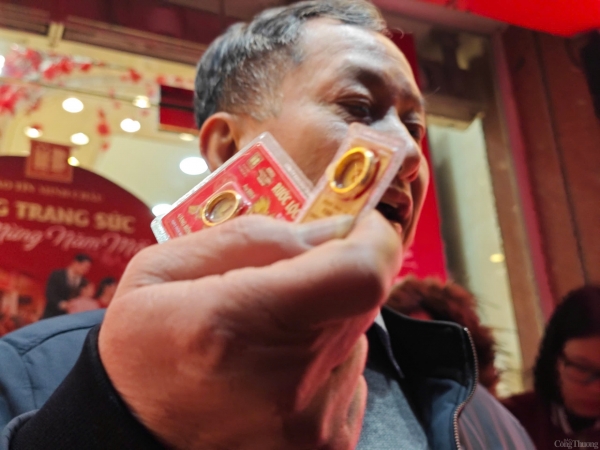 Los anillos de oro son los más comprados en el día del Dios de la Fortuna