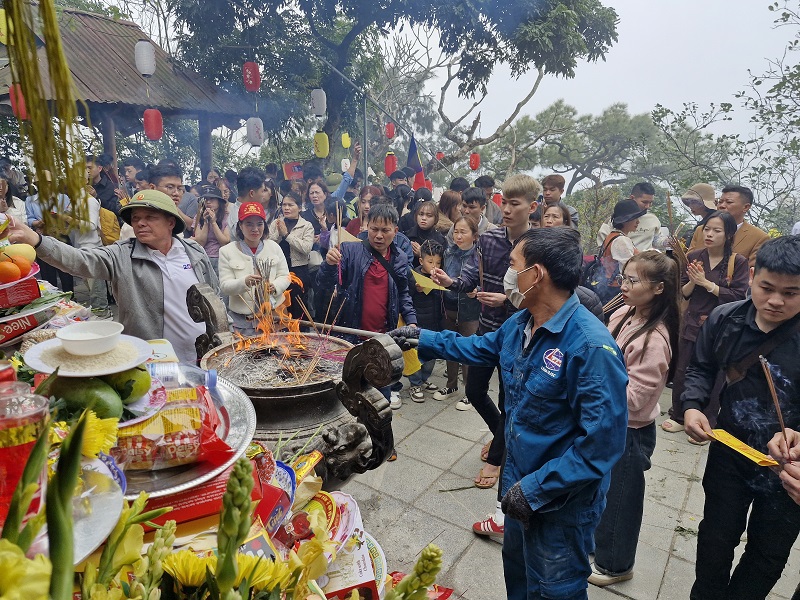 1월 도자이/ 2월 흐엉틱. 전통적으로 흐엉티치 사원 축제는 음력 2월 18일(디에우 티엔 공주가 부처가 된 날)에 열립니다. 축제 시즌은 더 오래 지속될 것이며, 날씨가 좋으면 사원을 방문하고 예배를 드리려는 사람과 관광객의 수가 늘어날 것으로 예상되며, 하띤 관광이 성공적인 한 해가 될 것이라는 긍정적인 신호가 켜질 것입니다.