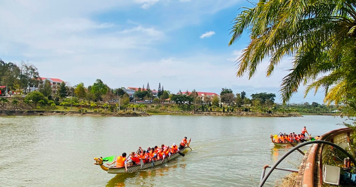 Course traditionnelle de bateaux-dragons à Krong No 2025