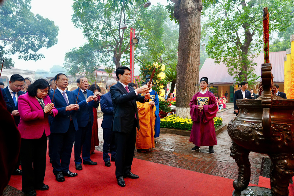 Chủ tịch nước Lương Cường chủ trì Lễ dâng hương khai Xuân Ất Tỵ 2025 tại Điện Kính Thiên - Khu di tích Hoàng thành Thăng Long.