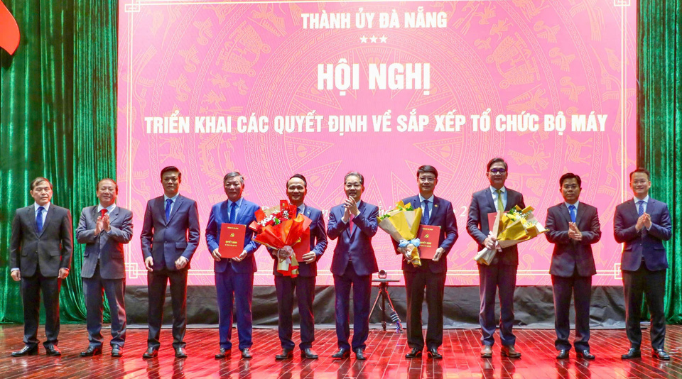 Ban Thường vụ Thành ủy trao quyết định thành lập Đảng bộ Các cơ quan Đảng thành phố Đà Nẵng.