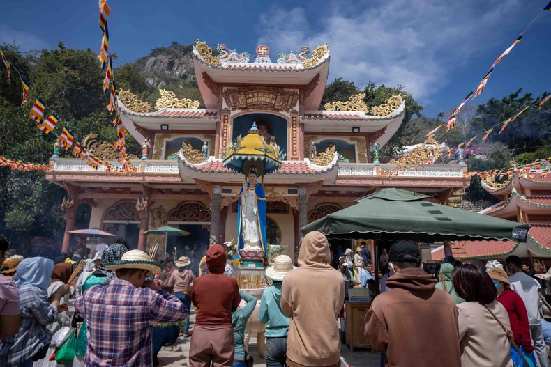 Hunderttausende Menschen strömen zum Neujahrsfest 2025 zum Berg Ba Den. Foto 1