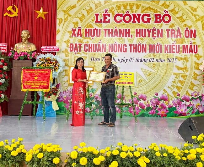 Phó Chủ tịch HĐND tỉnh- Lê Thị Thuý Kiều trao bằng khen cho hộ gia đình xuất sắc thực hiện phong trào thi đua “Vĩnh Long chung sức xây dựng NTM” năm 2024. 