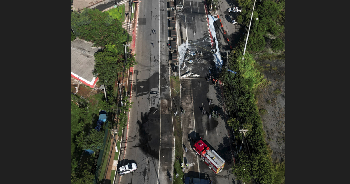 Flugzeug stürzt auf viel befahrener brasilianischer Straße in Bus