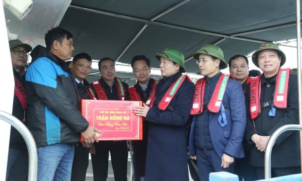 El viceprimer ministro Tran Hong Ha inspecciona las actividades de acuicultura en el distrito de Van Don