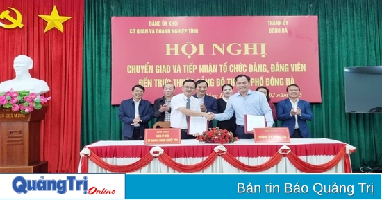 Dong Ha City Party Committee receives 10 grassroots party organizations from the Provincial Party Committee of Agencies and Enterprises