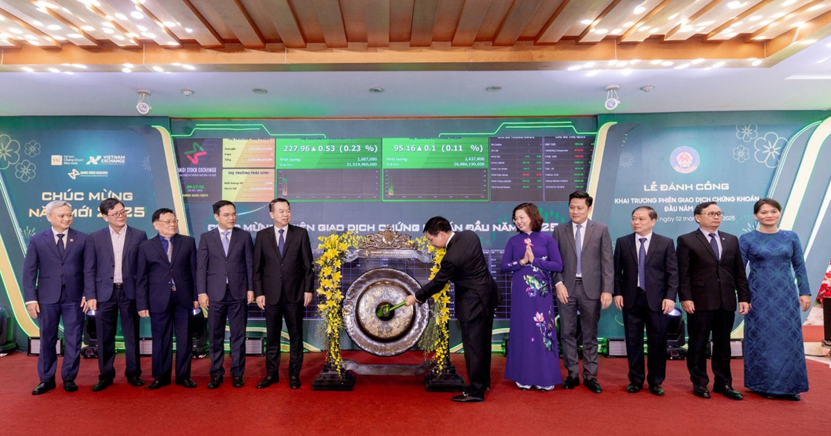 Minister of Finance beats gong to open the first stock trading session of the year