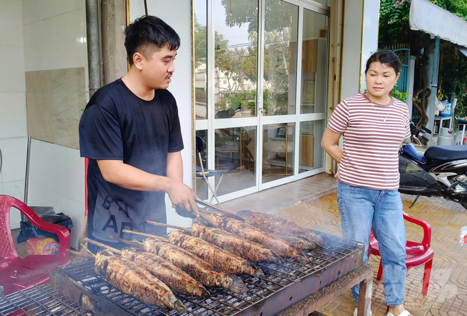 Cá lóc nướng bán trong ngày vía Thần Tài 160.000 đồng/con, tăng 10.000 đồng so với ngày thường. Ảnh: Lê Hoàng Vũ.