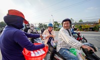 Des cadeaux chaleureux pour les personnes qui reviennent à Ho Chi Minh-Ville pour gagner leur vie