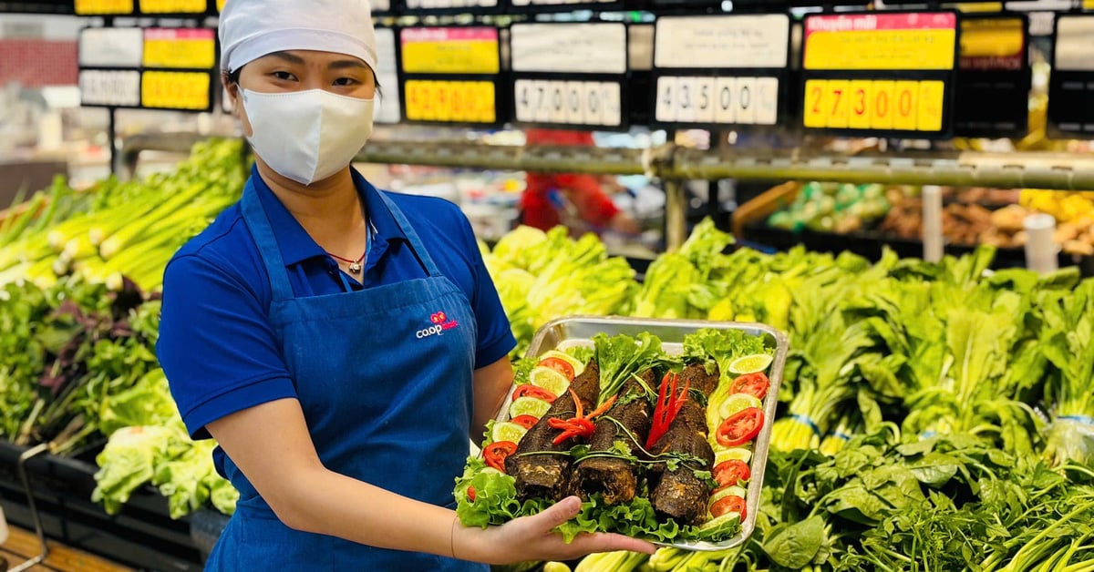 Gegrillter Schlangenkopffisch in den Supermarktregalen am Tag des Reichtumsgottes