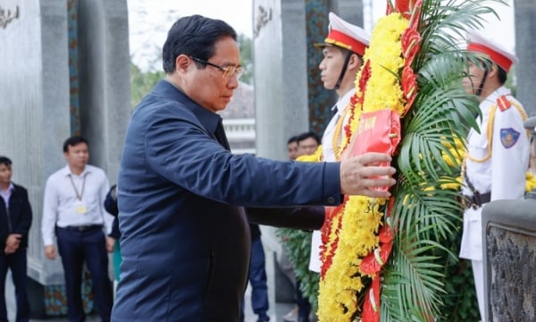 នាយករដ្ឋមន្ត្រី អុជ​ធូប​ឧទ្ទិស​កុសល​ដល់​វិញ្ញាណក្ខន្ធ​យុទ្ធជន​ពលី និង​វីរជន​ជា​ម្ដាយ​វៀតណាម