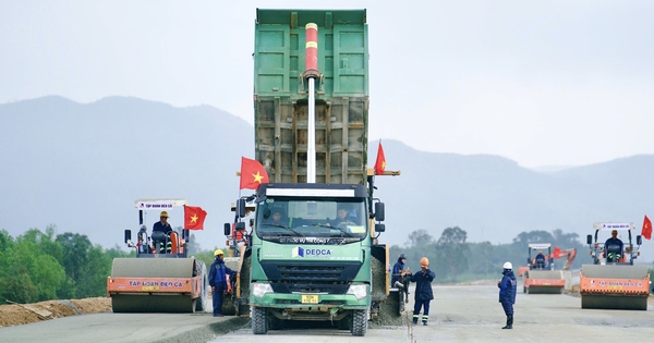 Highway construction site "3 shifts, 4 crews" right after Tet