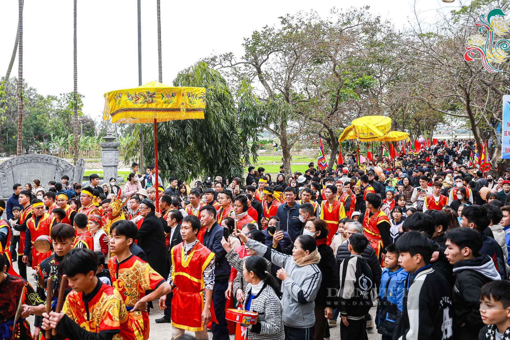 “Vua, chúa sống” nhăn mặt khi ngồi trên kiệu rước tại lễ hội đền Sái- Ảnh 14.