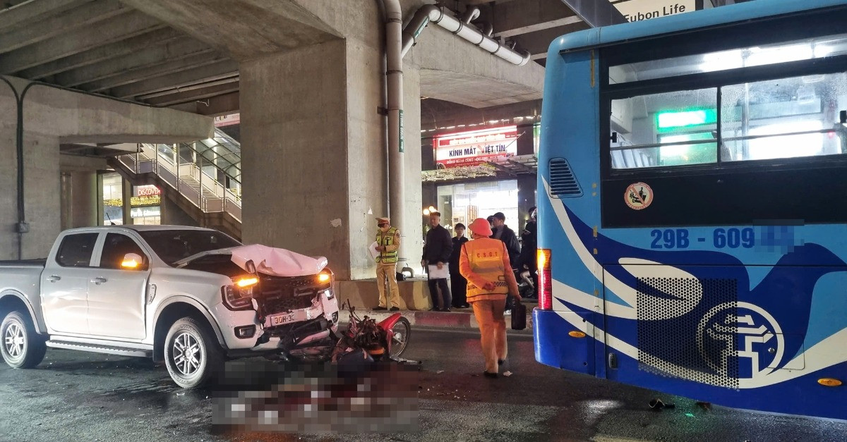 Tai nạn liên hoàn trên phố ở Hà Nội, tài xế xe ôm công nghệ bị thương nặng