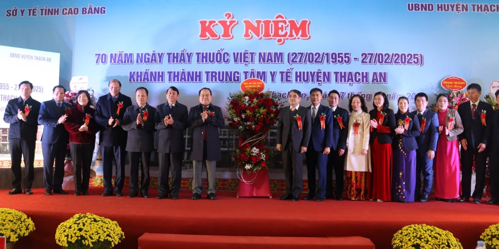 Các đại biểu tặng hoa chúc mừng ngành y tế nhân kỷ niệm 70 năm ngày thấy thuốc Việt Nam.