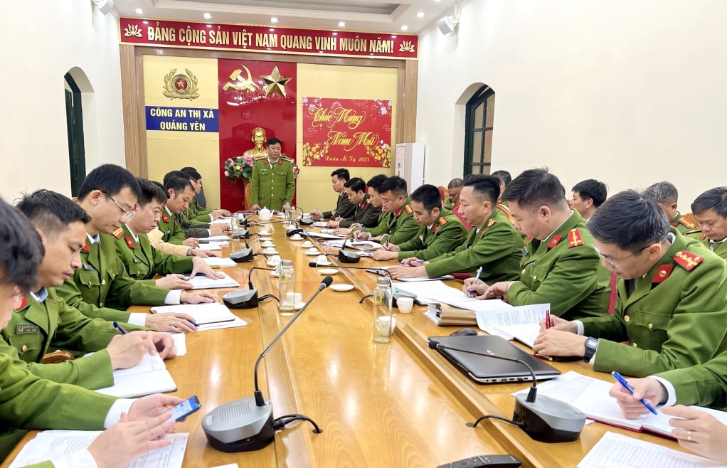 Die Stadtpolizei von Quang Yen setzt Maßnahmen ein, um während der Tet-Zeit für Sicherheit und Ordnung zu sorgen.