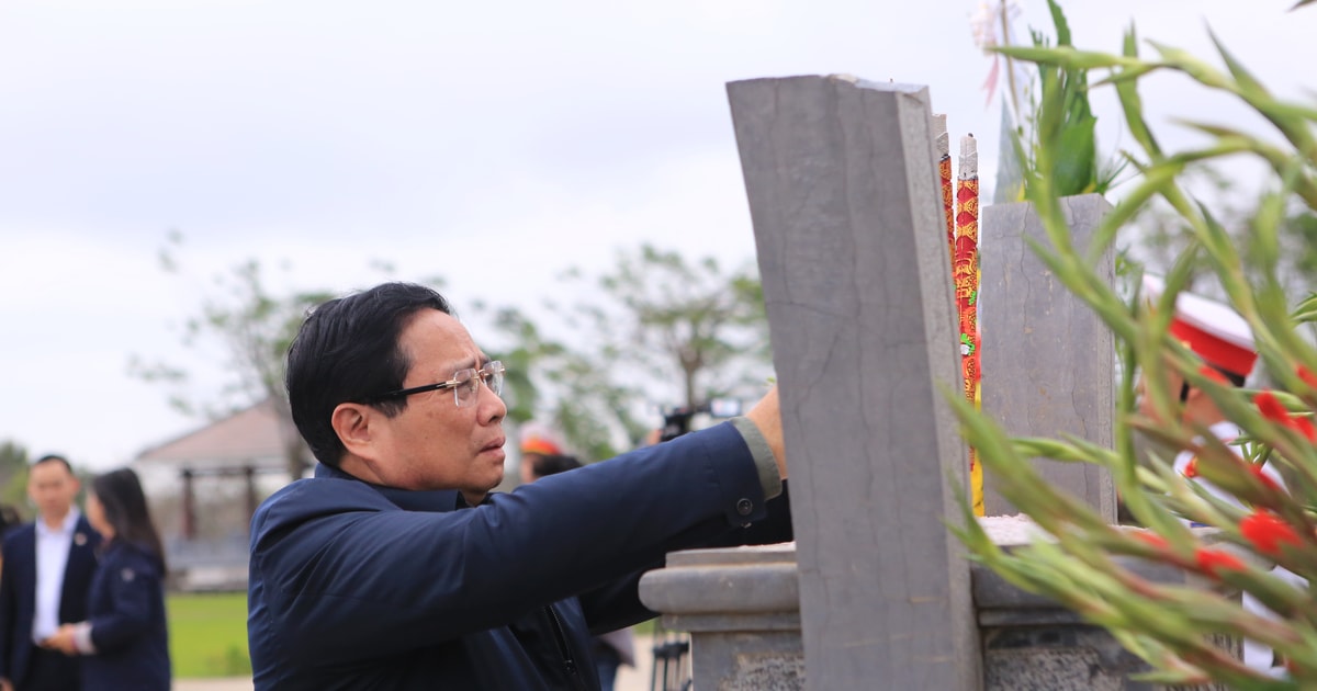 Prime Minister Pham Minh Chinh offers flowers and incense