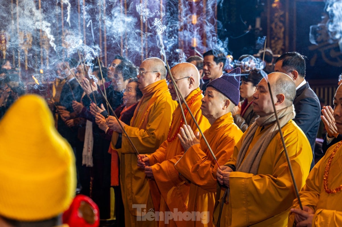 Thousands of people flock to Yen Tu on a cold rainy day