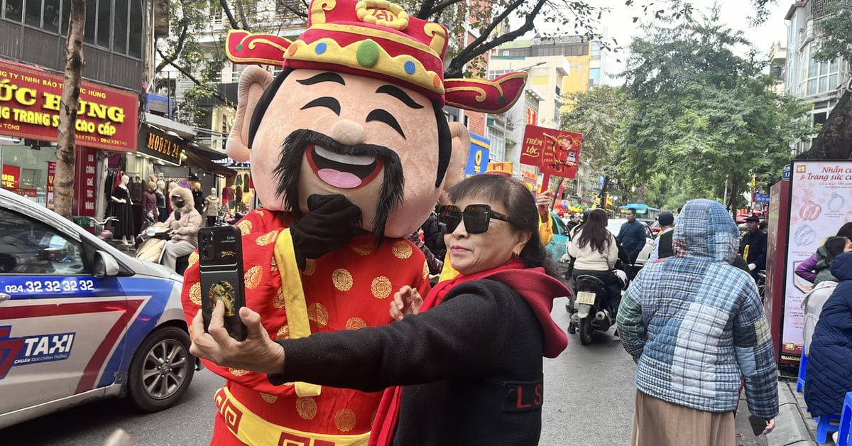 Explicando la historia de los habitantes de Hanoi que desafiaron la fría lluvia para hacer fila para comprar oro en el Día del Dios de la Fortuna a partir de las 3 a. m.