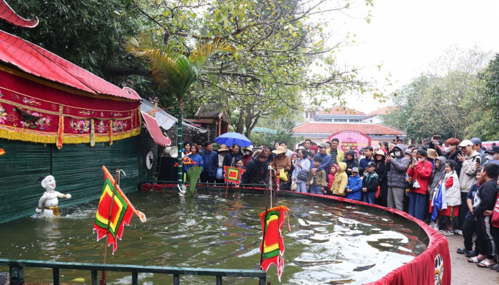 Présentation et présentation des produits du village artisanal, représentation de marionnettes sur l'eau de Dong Ngu dans les attractions touristiques