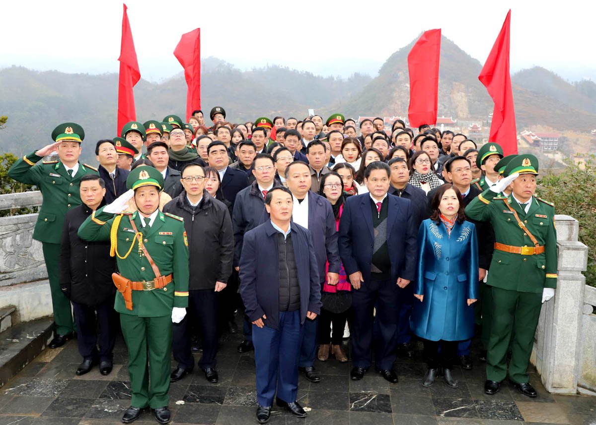 Provincial Party Secretary Hau A Lenh attended the Flag Raising Ceremony and launched the Tree Planting Festival in Dong Van district.