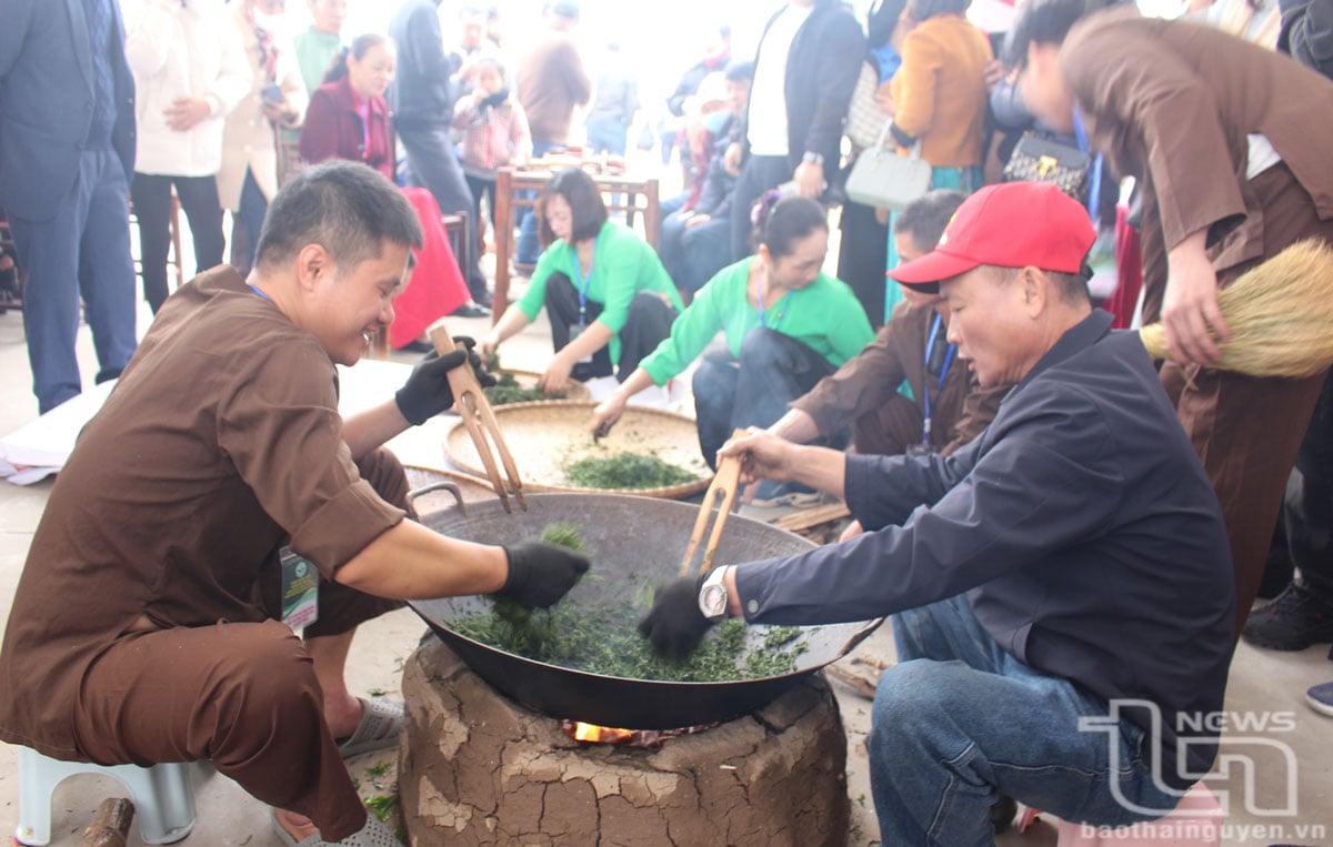 Phần thi sao chè bằng phương pháp thủ công truyền thống.