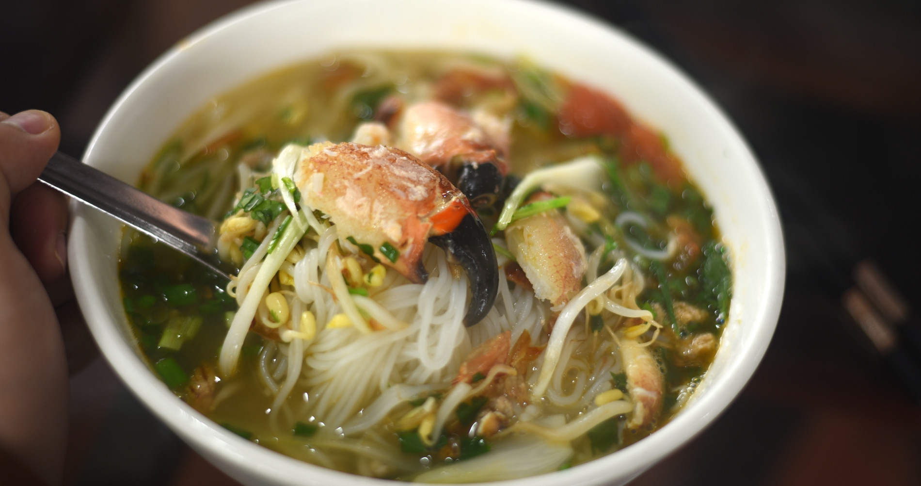 Las especialidades de Quang Ninh tienen nombres extraños que satisfacen los antojos de mariscos de los comensales.