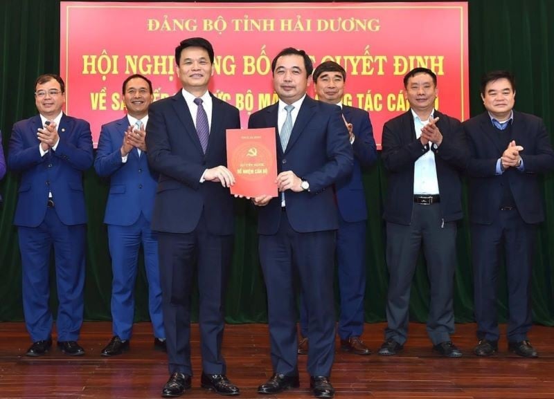 Le secrétaire du Parti provincial de Hai Duong, Tran Duc Thang, a présenté la décision du Comité permanent du Parti provincial nommant M. Le Ngoc Chau, secrétaire adjoint du Comité provincial du Parti, président du Comité populaire provincial de Hai Duong, au poste de secrétaire du Comité populaire provincial du Parti. 