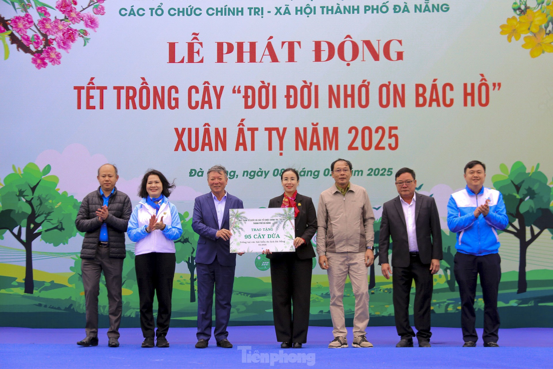 Hàng trăm người đội mưa tham gia Tết trồng cây xuân Ất Tỵ 2025 ven biển Đà Nẵng ảnh 3