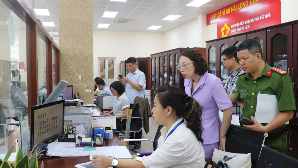 The inspection team of the Steering Committee for Administrative Reform, Digital Transformation, and Project 06 of Hanoi City inspected the one-stop department of the People's Committee of Nam Tu Liem District on the morning of July 22, 2024. Photo: Phong Thu