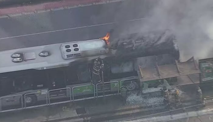 Video de un avión que se estrella contra un autobús en una avenida en Brasil, dos personas mueren