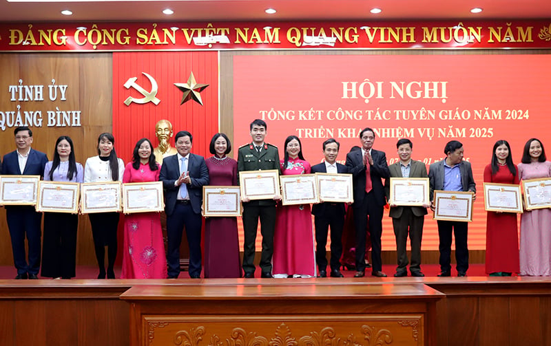 Ông Lê Minh Tuyên, Phó Trưởng ban Tuyên giáo Tỉnh ủy (người thứ 5 tính từ phía bên phải vào) cũng là một trong những cán bộ chủ chốt của tỉnh tự nguyện viết đơn xin nghỉ hưu sớm.