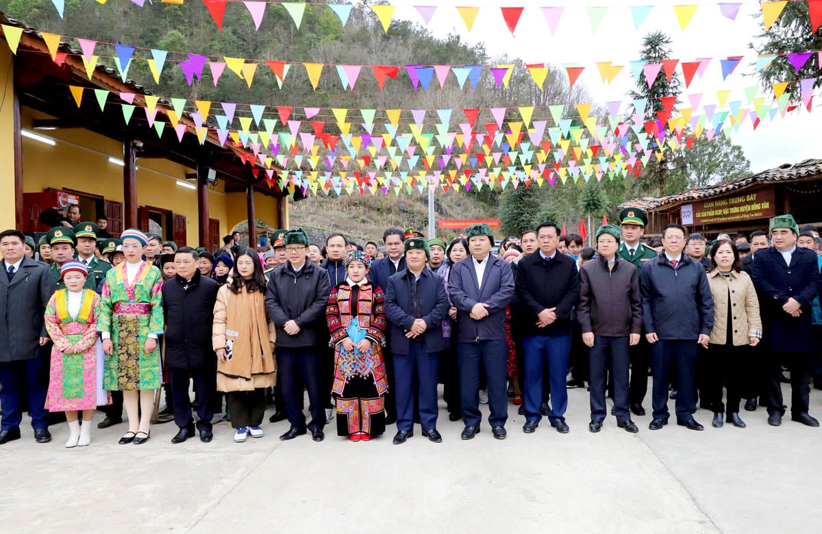 Các đồng chí Thường trực Tỉnh ủy và lãnh đạo huyện Đồng Văn tham gia Lễ phát động Tết trồng cây “Đời đời nhớ ơn Bác Hồ” tại điểm Cực Bắc, xã Lũng Cú.
