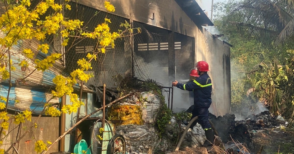 Gran incendio con explosión en almacén