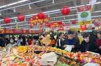 Während des chinesischen Neujahrsfestes nahmen die Reise- und Einkaufsbedürfnisse der Menschen zu, wodurch der Verbraucherpreisindex (VPI) im Januar 2025 im Vergleich zum Vormonat um 0,98 % anstieg. (Foto: Thanh Ha)