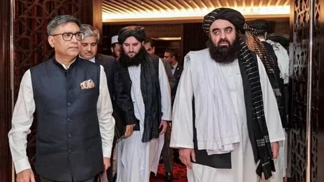 Ngoại trưởng Ấn Độ Vikram Misri (trái) và quyền Ngoại trưởng Taliban Amir Khan Muttaqi trong cuộc gặp tại Dubai. (Nguồn: X)