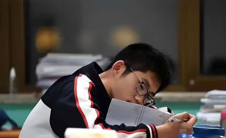 Trotz materieller Angebote blieb der junge Mann seiner tiefen Zuneigung zu der Person treu, die ihn großgezogen hatte, was ihm bei vielen Menschen noch mehr Bewunderung einbrachte. (Foto: Baidu)