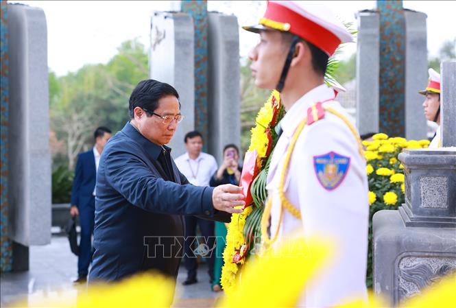 El primer ministro ofrece incienso para conmemorar a los heroicos mártires en Quang Nam