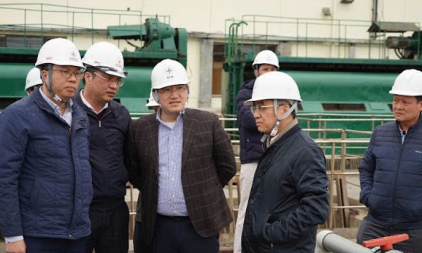 La delegación de EVN trabaja con Quang Ninh Thermal Power en la producción de electricidad en la estación seca de 2025