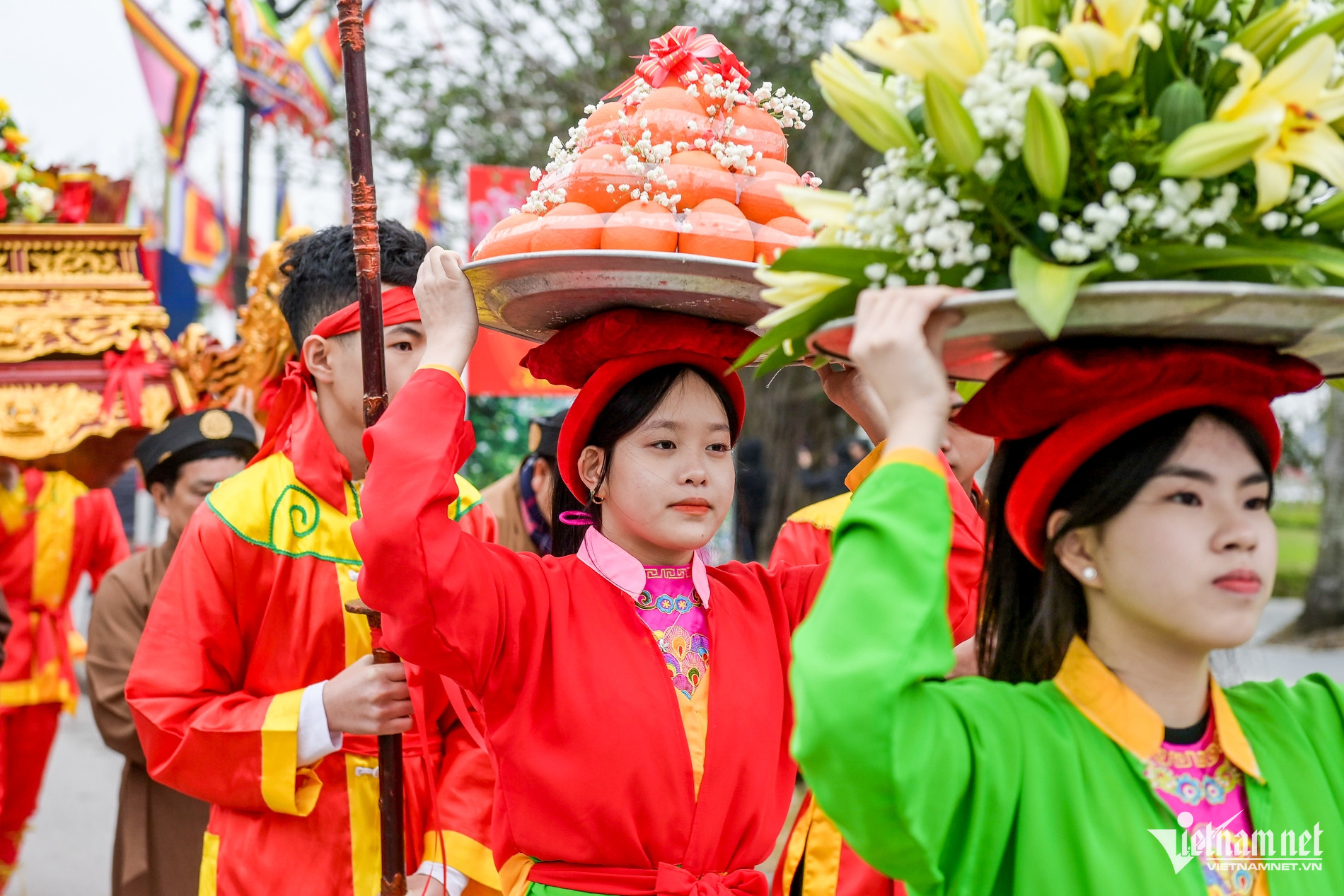 Cientos de personas llevan el palanquín Ngoc Lo, inaugurando la ceremonia de apertura del sello del Templo Tran.