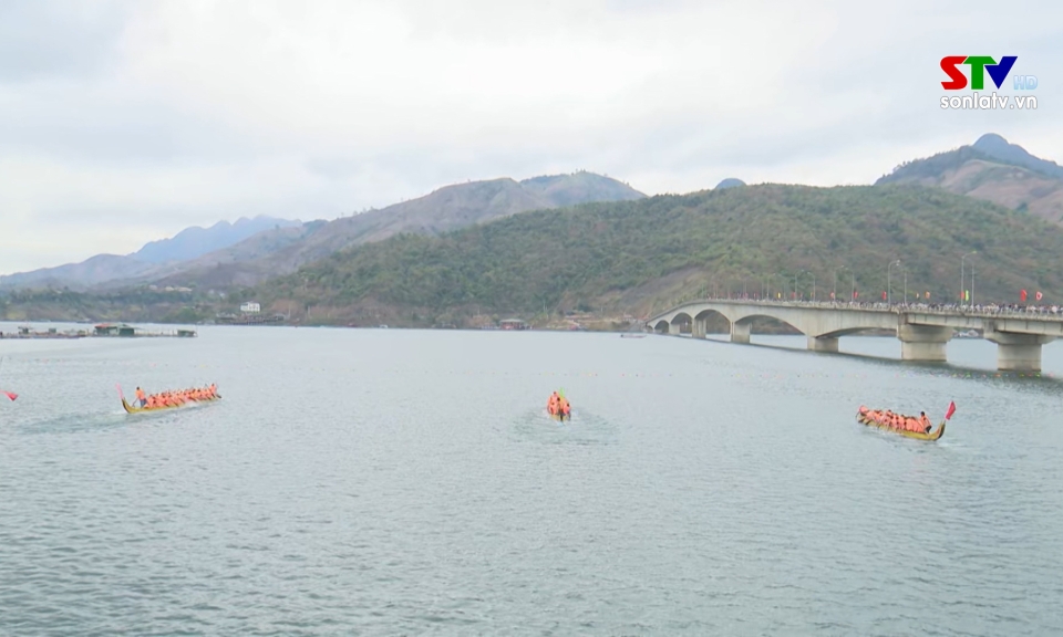 Festival animé de courses de bateaux sur la rivière Da