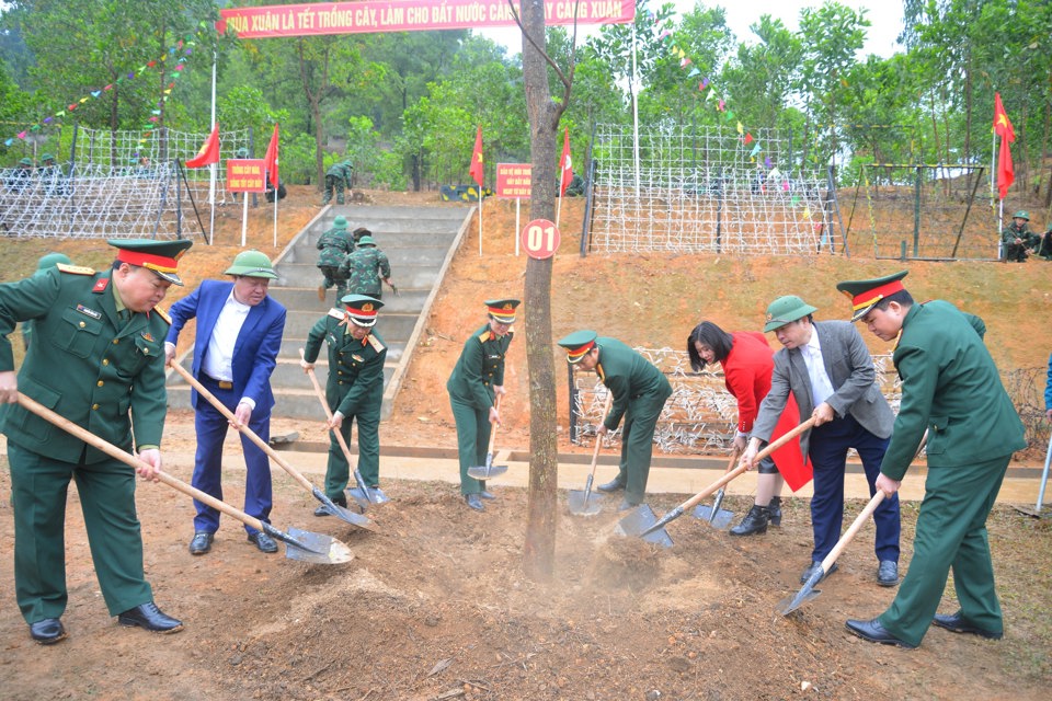 Các đại biểu trồng cây tại Đồi Kiên, Trung đoàn 692, Sư đoàn Bộ binh 301. 