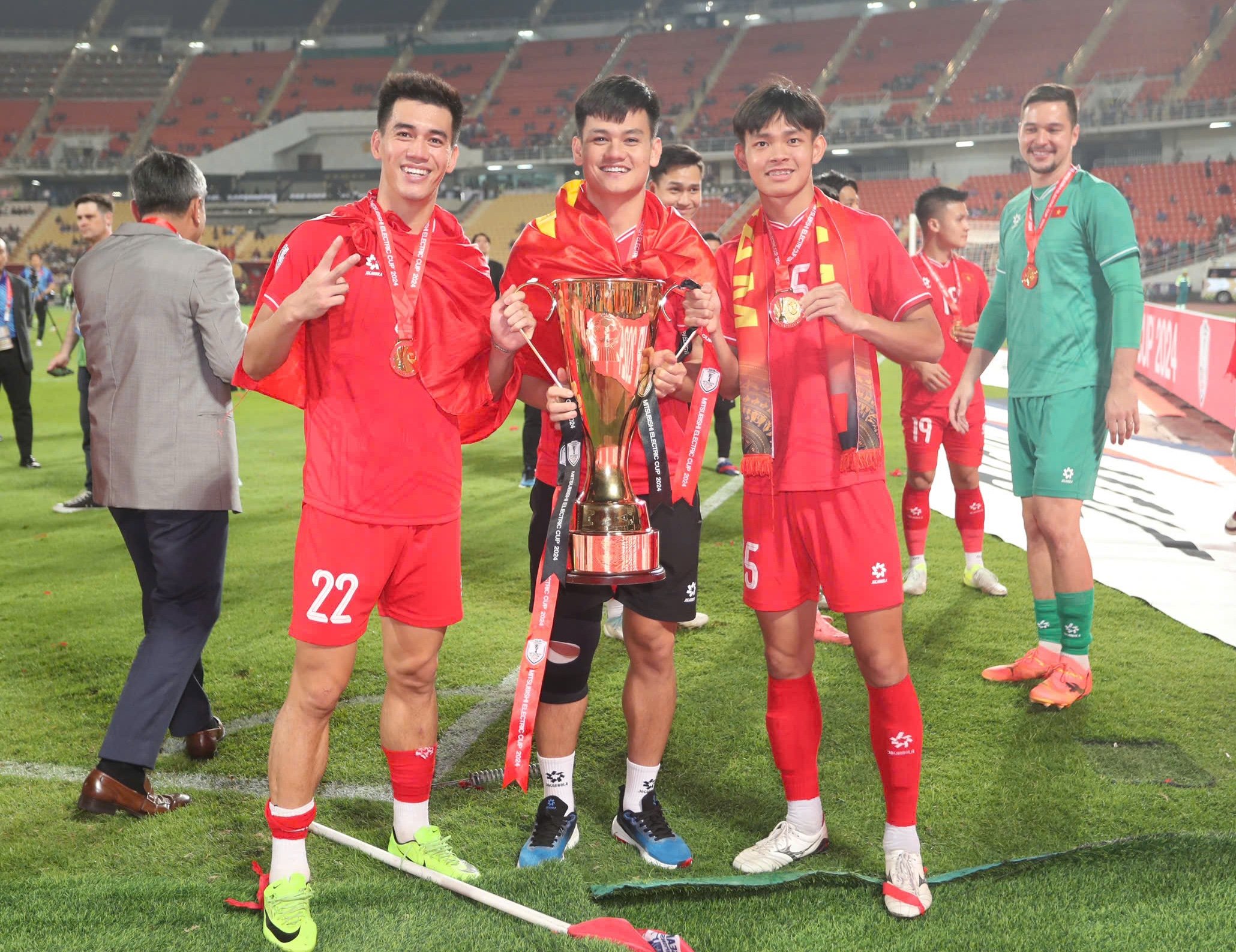 Tiến Linh cùng Tấn Tài, Vĩ Hào chụp hình với cúp vô địch AFF Cup 2024, chưa biết tấm HCV của mình bị lỗi